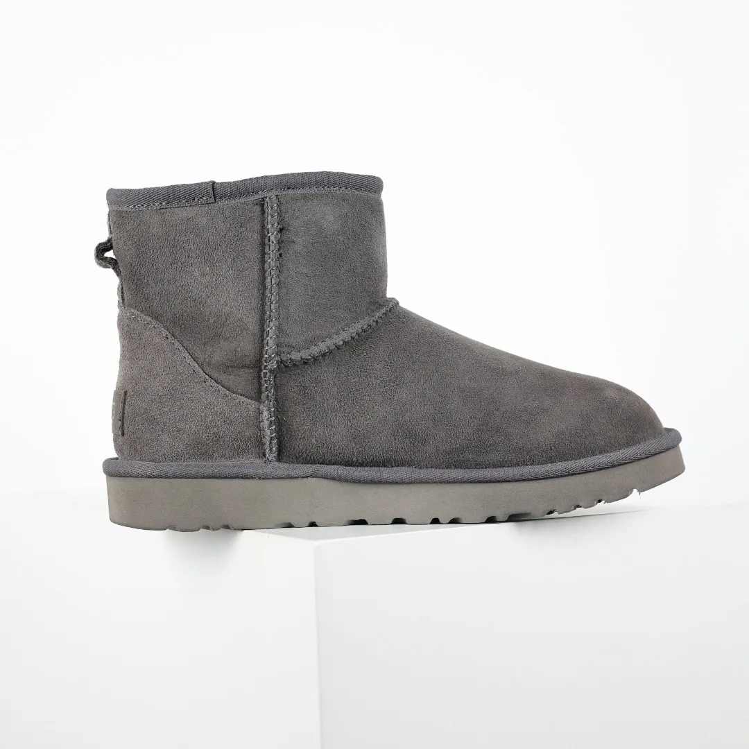 Pick up locally 💰540 Core recommendation Good price Cashmere insoles are a very suitable choice for keeping warm in winter and at home. In the new year, uug launched a series of styles, which are partial to the preferences of young consumers and have also moved to the forefront of fashion trends. Shoe body material Water-repellent coated suede upper 17mm UGGPURE™ implanted wool insole Lightweight non-slip comfortable rubber outsole With brand LOGO Trademark Comes with a full set of packaging Size: 35 36 37 38 39 40 41 42 43 44